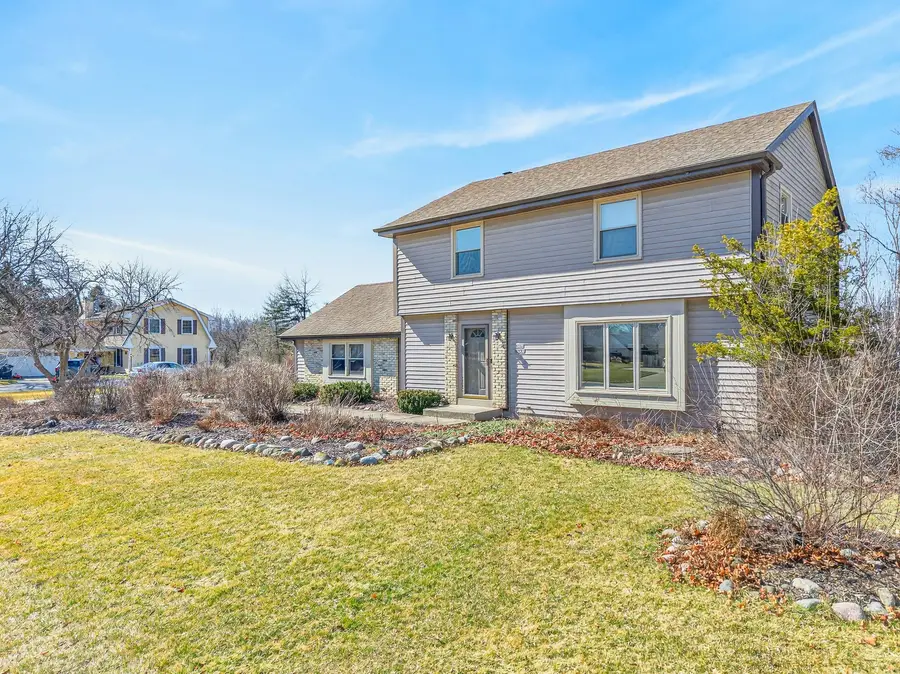 W184N8293 Tours Dr, Menomonee Falls, WI 53051 - #2