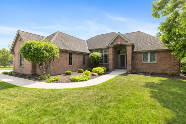 W260N2961 Steeplechase Dr, Pewaukee, WI 53072