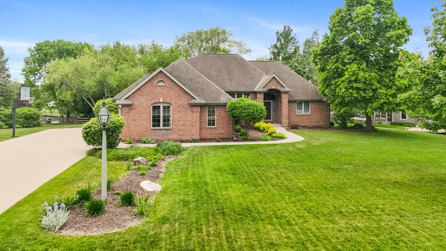 W260N2961 Steeplechase Dr, Pewaukee, WI 53072 - #2