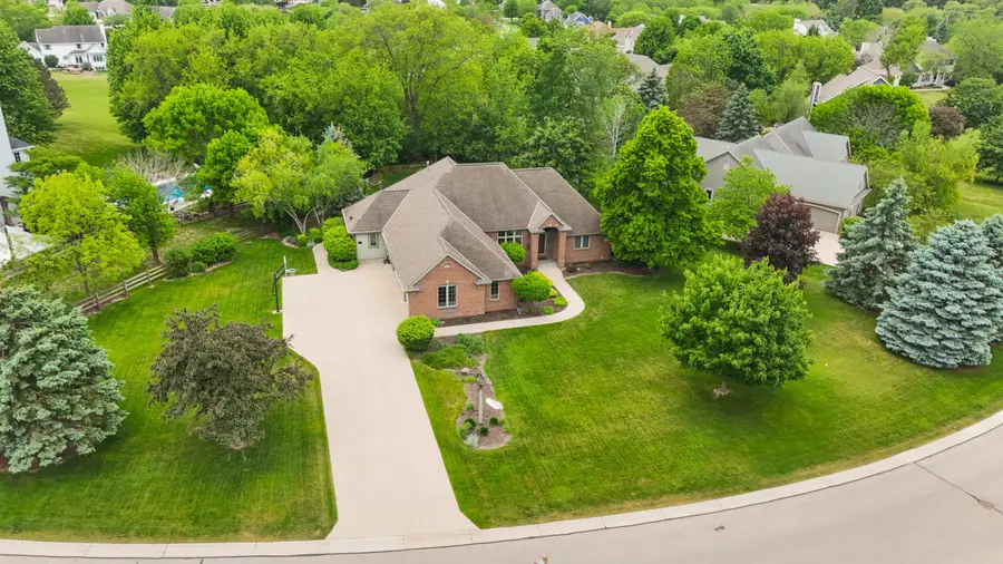 W260N2961 Steeplechase Dr, Pewaukee, WI 53072 - #3