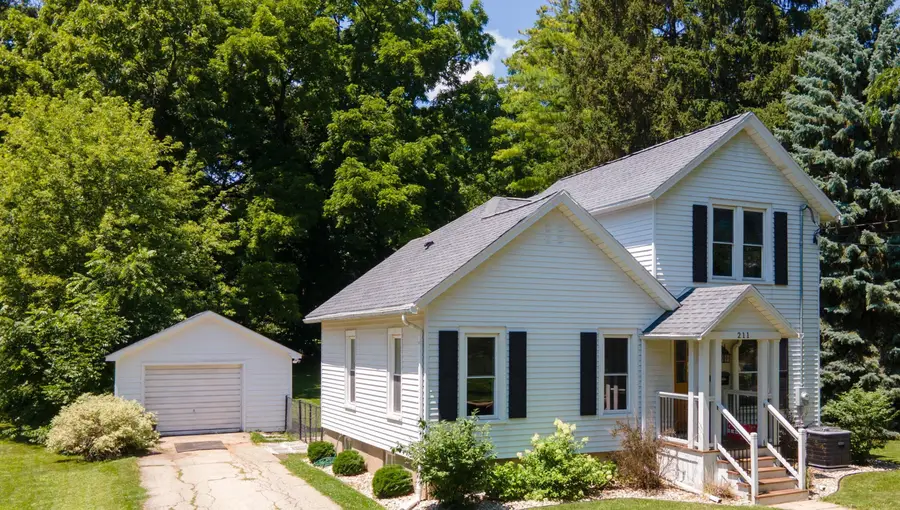 211 N Ferry Dr, Lake Mills, WI 53551 - #2