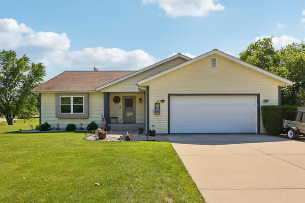 7710 S Chapel Hill Dr, Franklin, WI 53132