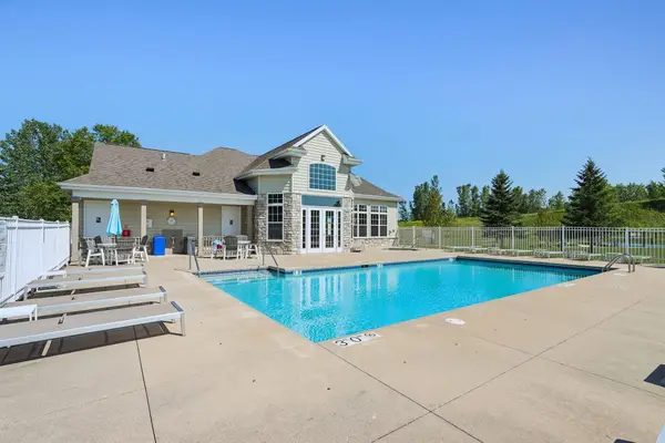 N17W26495 Meadowgrass Cir, Pewaukee, WI 53072