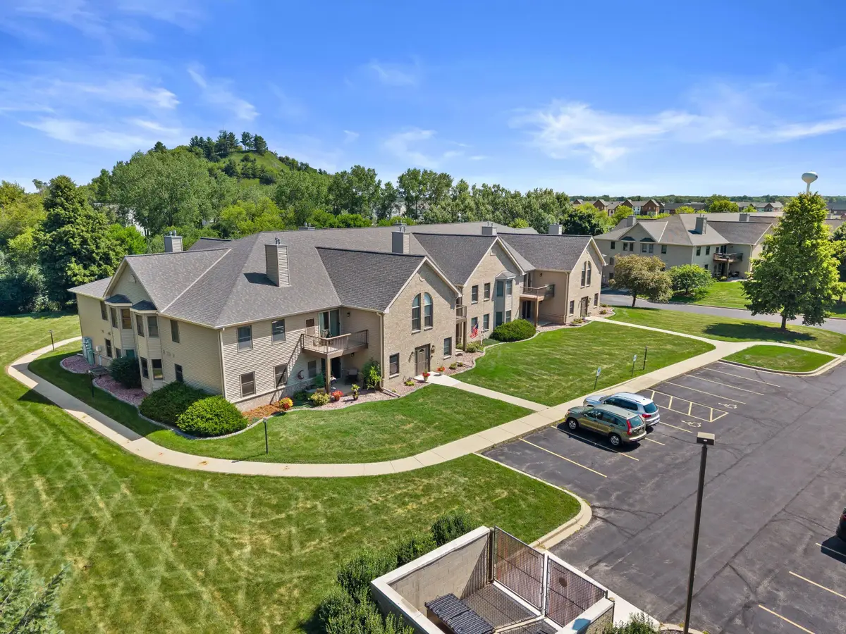 920 Oconomowoc Pkwy, Oconomowoc, WI 53066 - #1