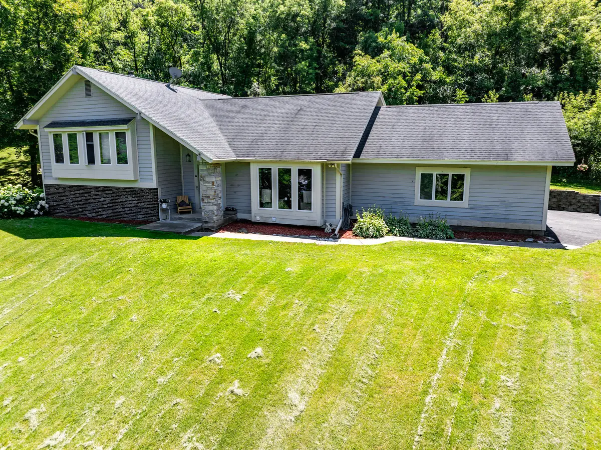 5371 Horseshoe Pl W, La Crosse, WI 54601 - #1