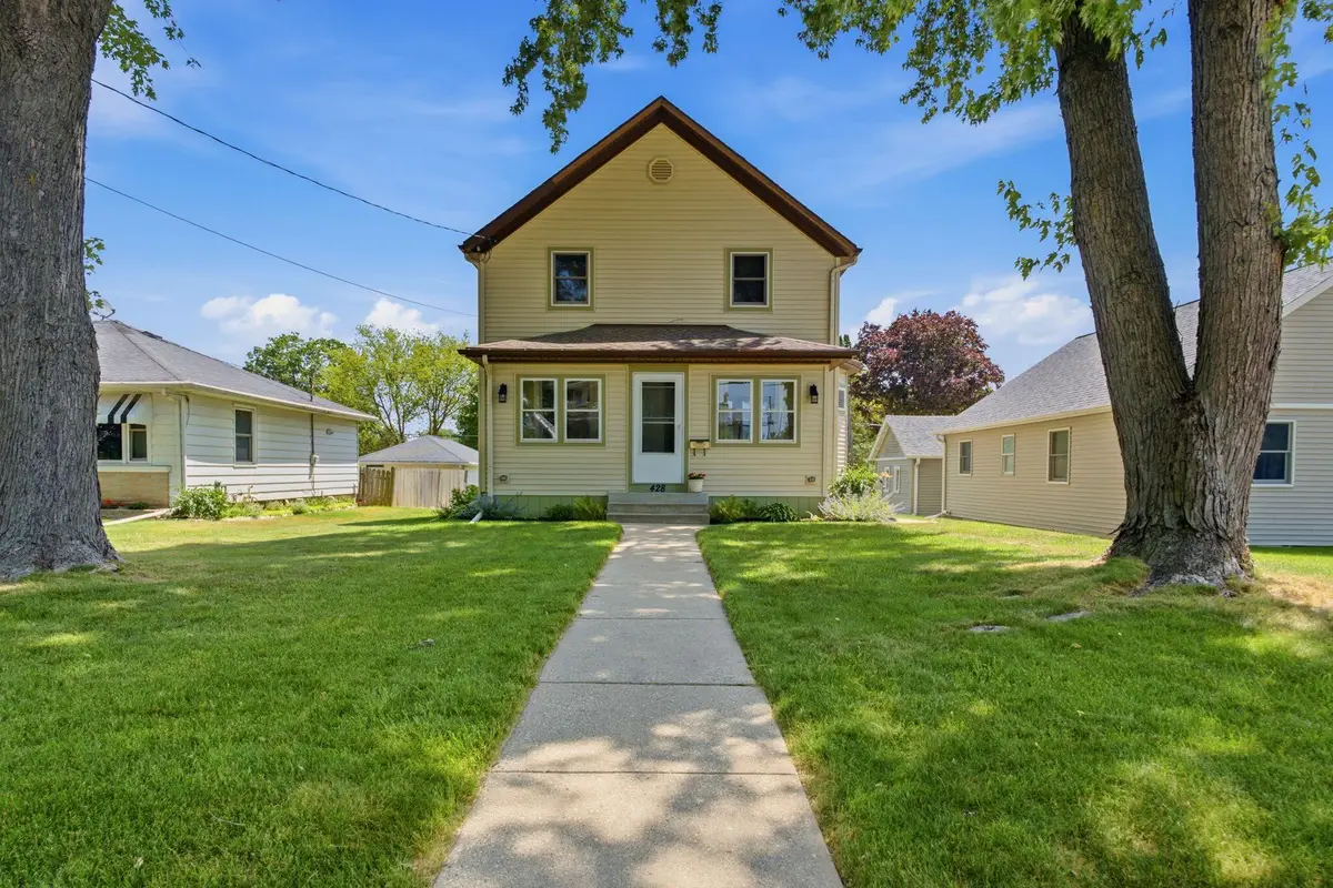 428 Grand Ave, Hartford, WI 53027 - #1