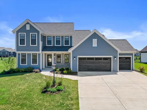 629 Twin Creeks Dr, Dousman, WI 53118