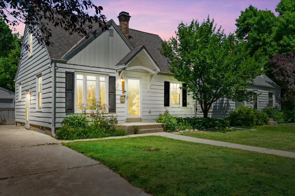3229 N 90th St, Milwaukee, WI 53222 - #1