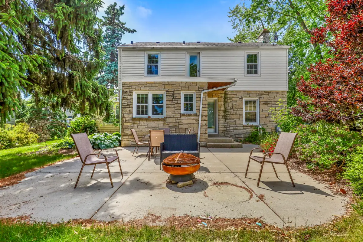 129 S Jackson St, Elkhorn, WI 53121 - #1