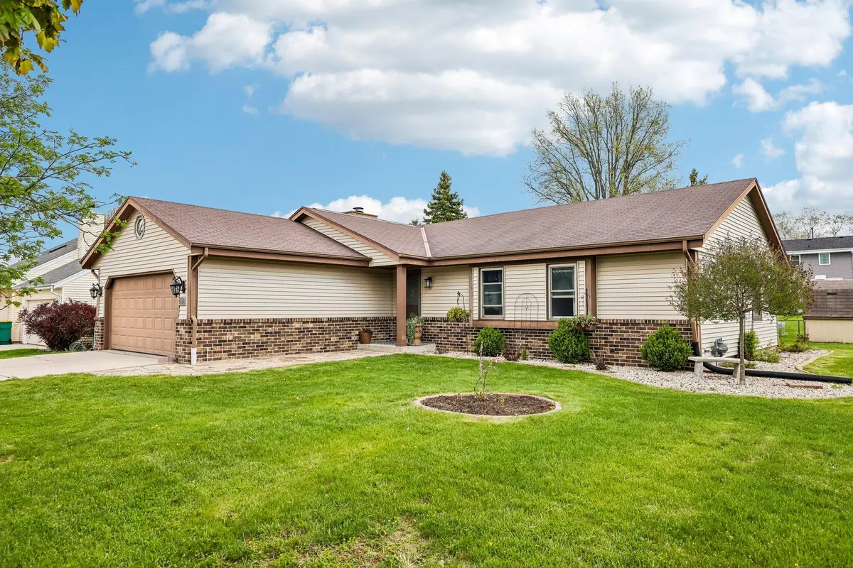 W163N10528 Ridgeview Ln, Germantown, WI 53022 - #1