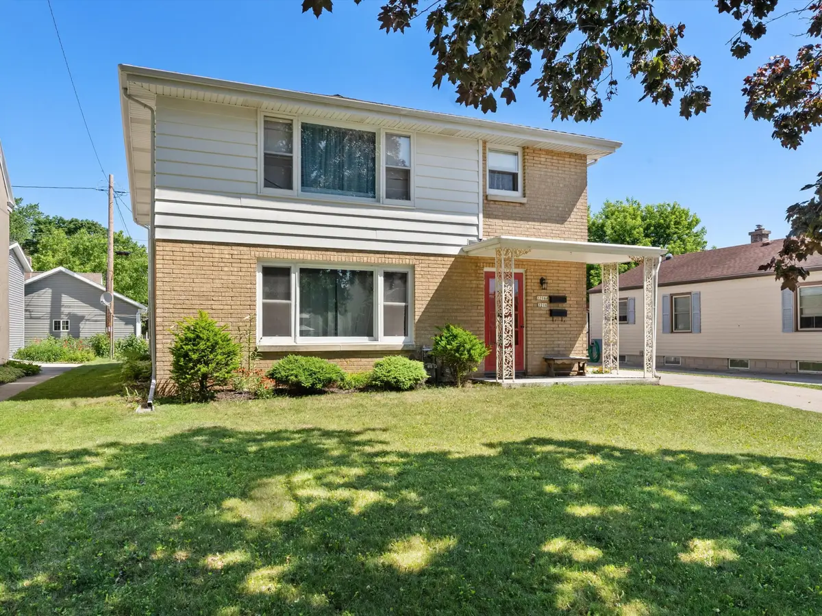 2216 La Follette Ave, Manitowoc, WI 54220 - #1