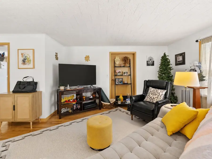 2216 La Follette Ave, Manitowoc, WI 54220 - #2