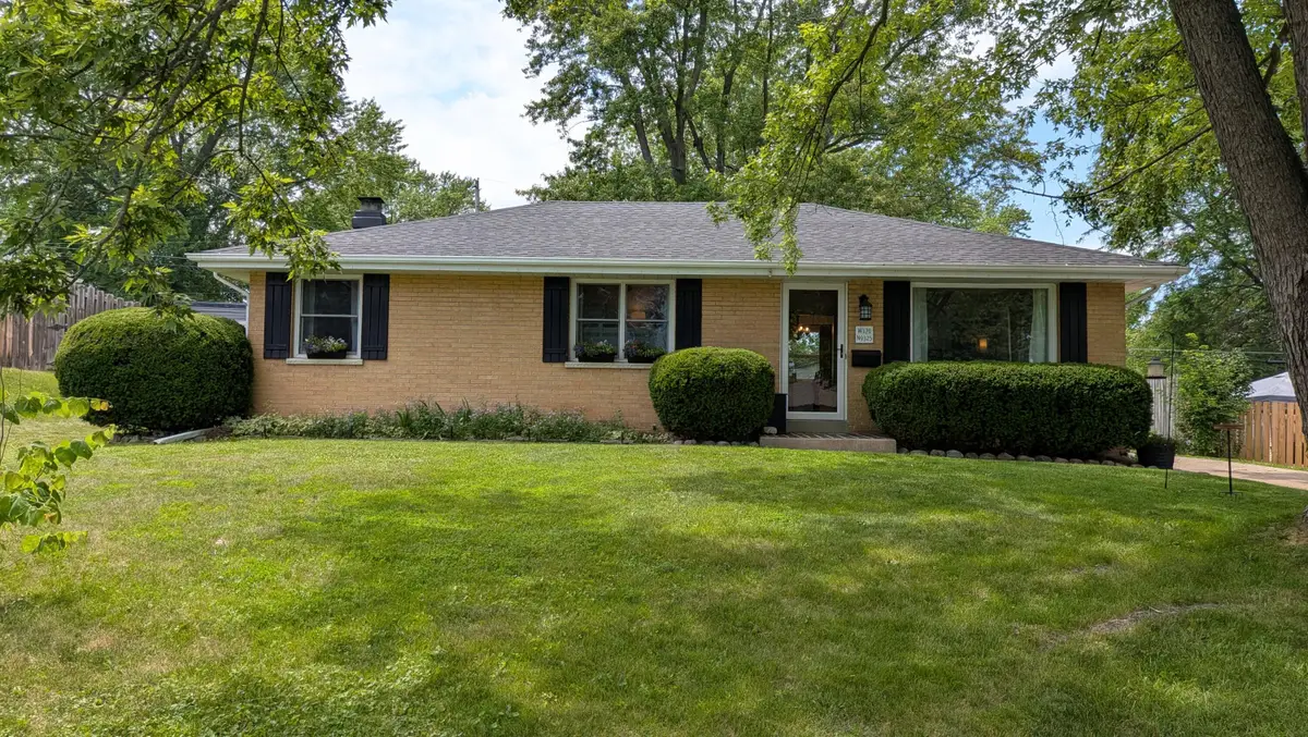 W170N9325 Woodlawn Dr, Menomonee Falls, WI 53051 - #1