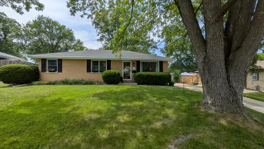 W170N9325 Woodlawn Dr, Menomonee Falls, WI 53051 - #2