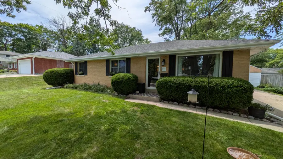 W170N9325 Woodlawn Dr, Menomonee Falls, WI 53051 - #3
