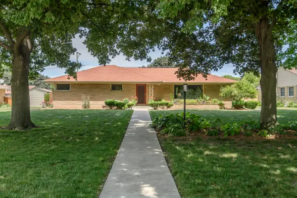 7642 W Honey Creek Pkwy, West Allis, WI 53219