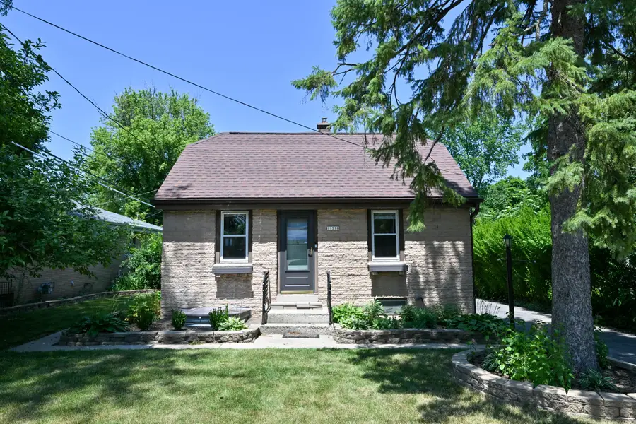 11510 W Wisconsin Ave, Wauwatosa, WI 53226 - #2