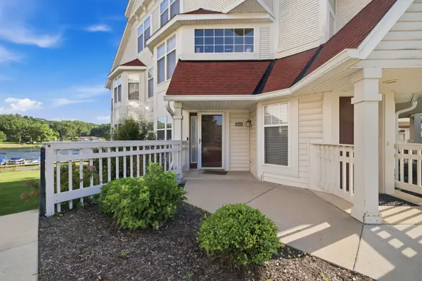2141 Landings Ln, Delavan, WI 53115