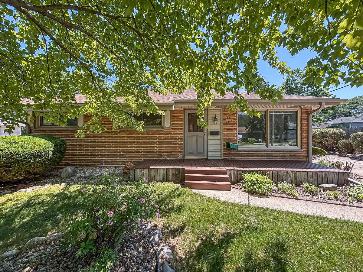 W152N8310 Elm Ln, Menomonee Falls, WI 53051 - #1