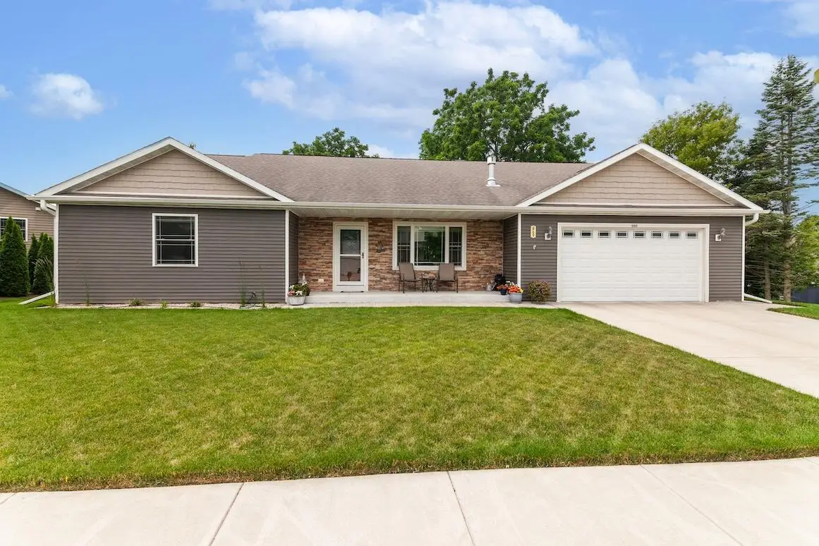 869 Spruce St, Hartford, WI 53027 - #1