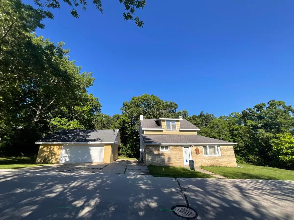 W297N2968 Oakwood Grove Rd, Delafield, WI 53072 - #1
