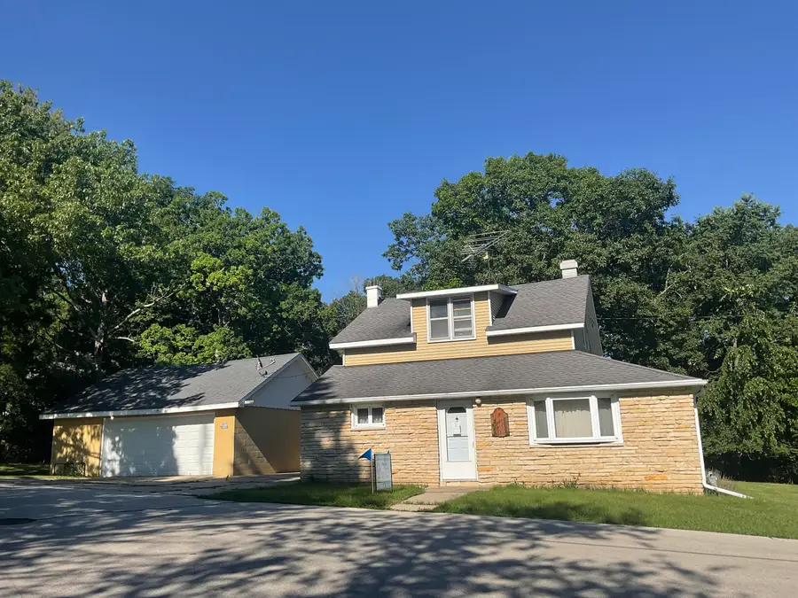 W297N2968 Oakwood Grove Rd, Delafield, WI 53072 - #2