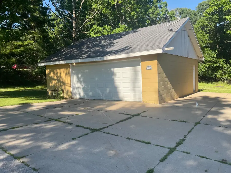 W297N2968 Oakwood Grove Rd, Delafield, WI 53072 - #3