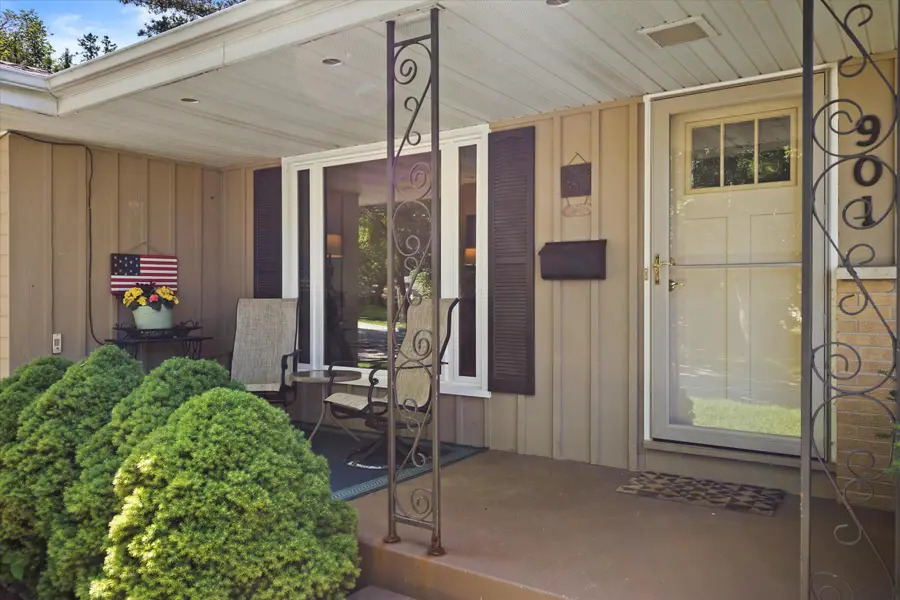 901 E Roberta Ave, Waukesha, WI 53186 - #2