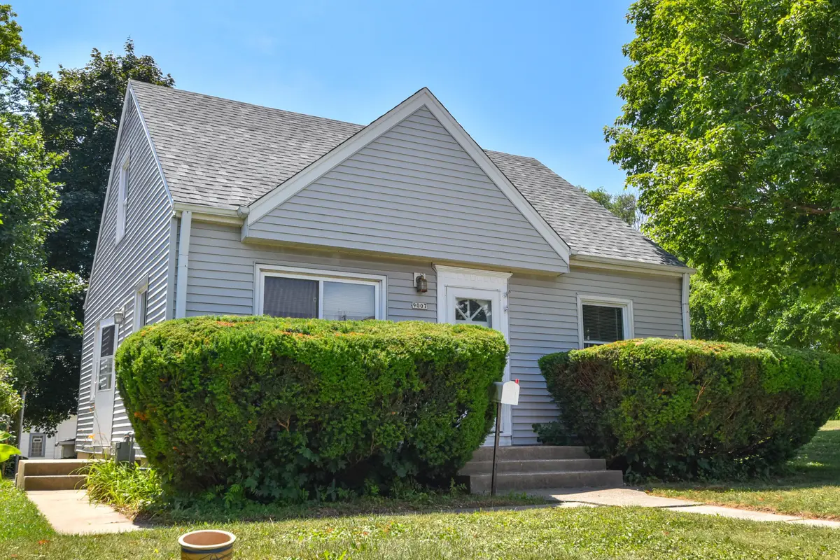 9007 W Greenfield Ave, West Allis, WI 53214 - #1