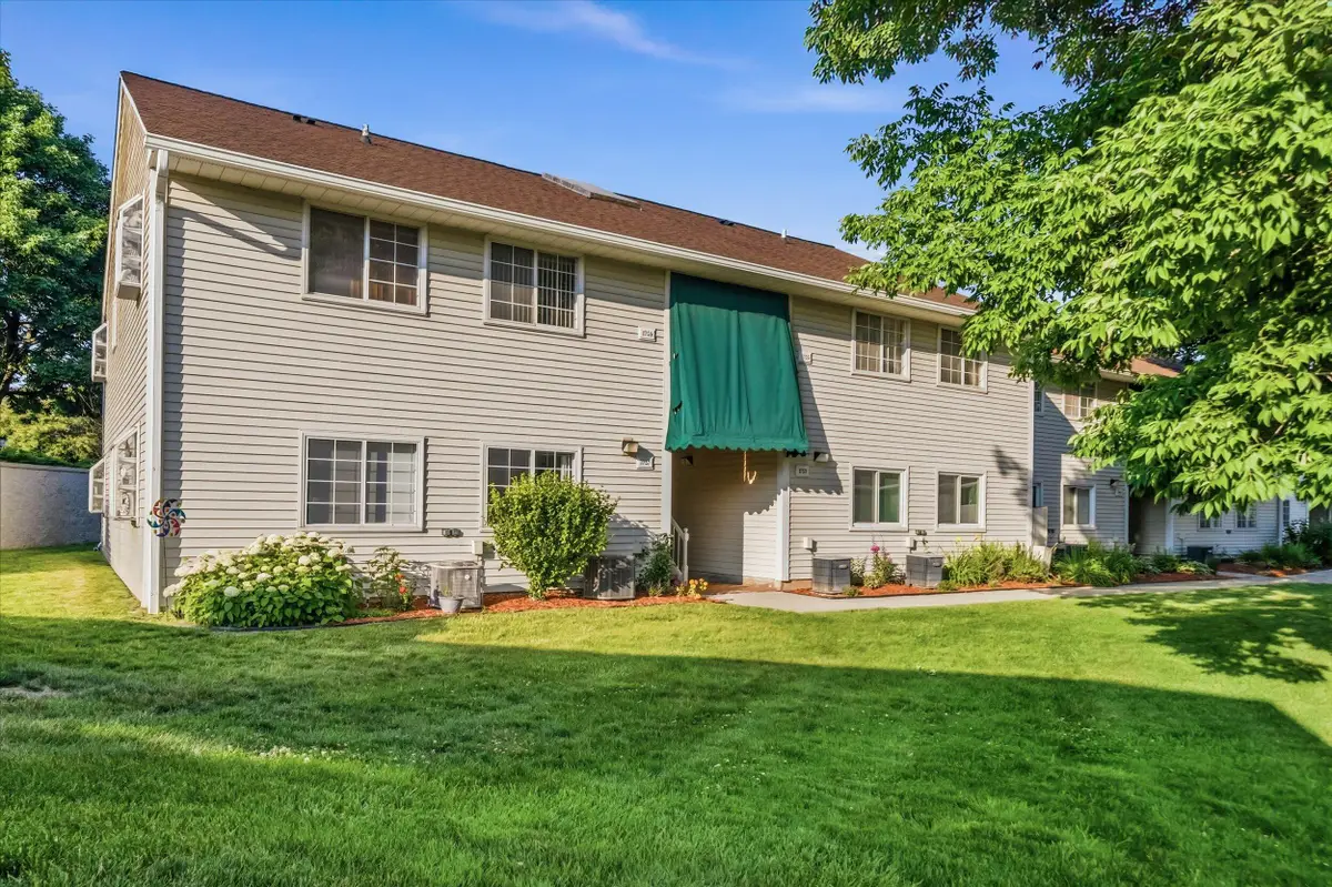 1755 Parknoll Ln, Port Washington, WI 53074 - #1