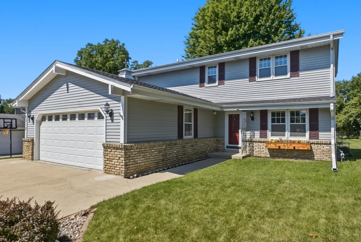 2212 Allen Ln, Waukesha, WI 53186 - #1