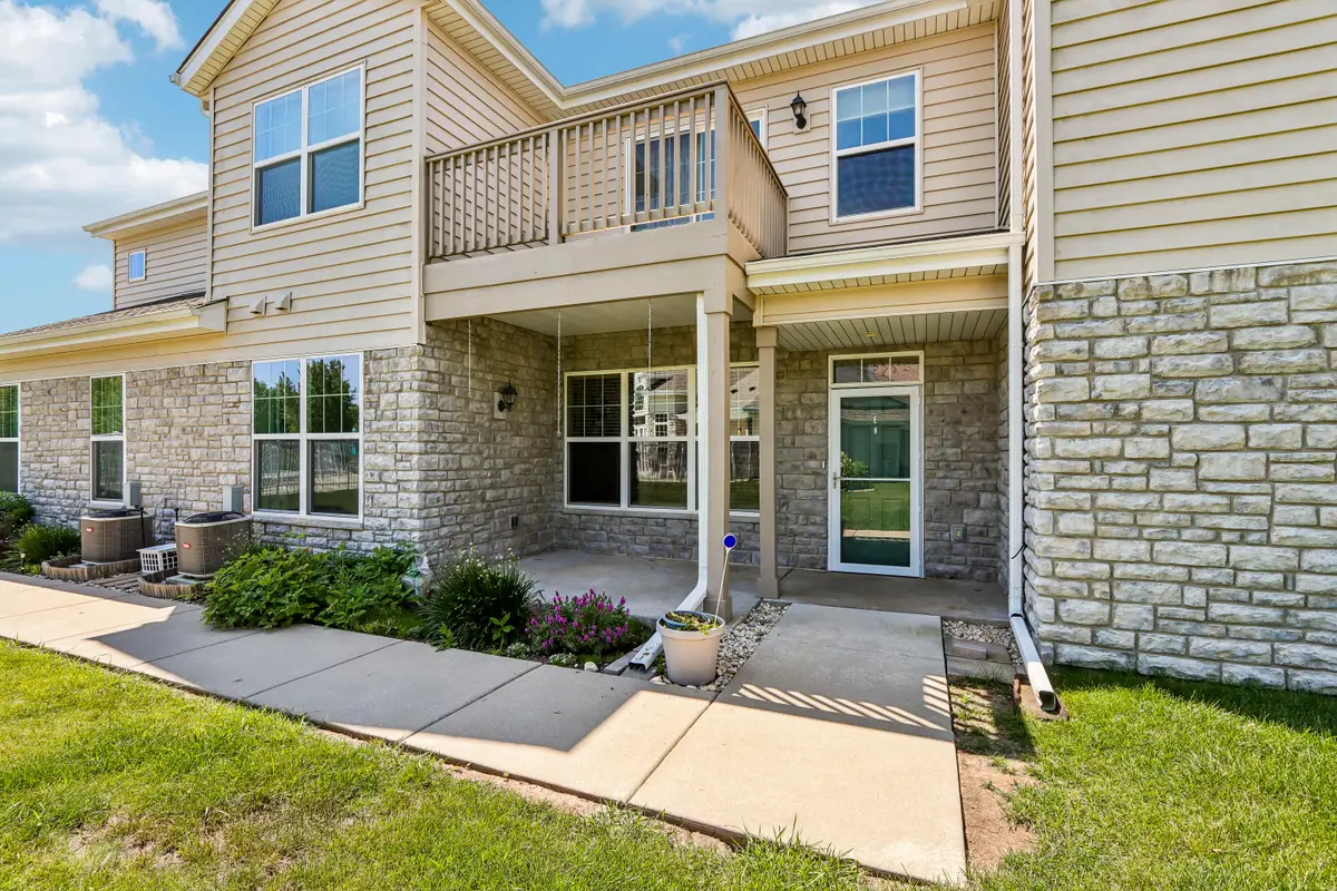 N17W26422 Meadowgrass Cir, Pewaukee, WI 53072 - #1