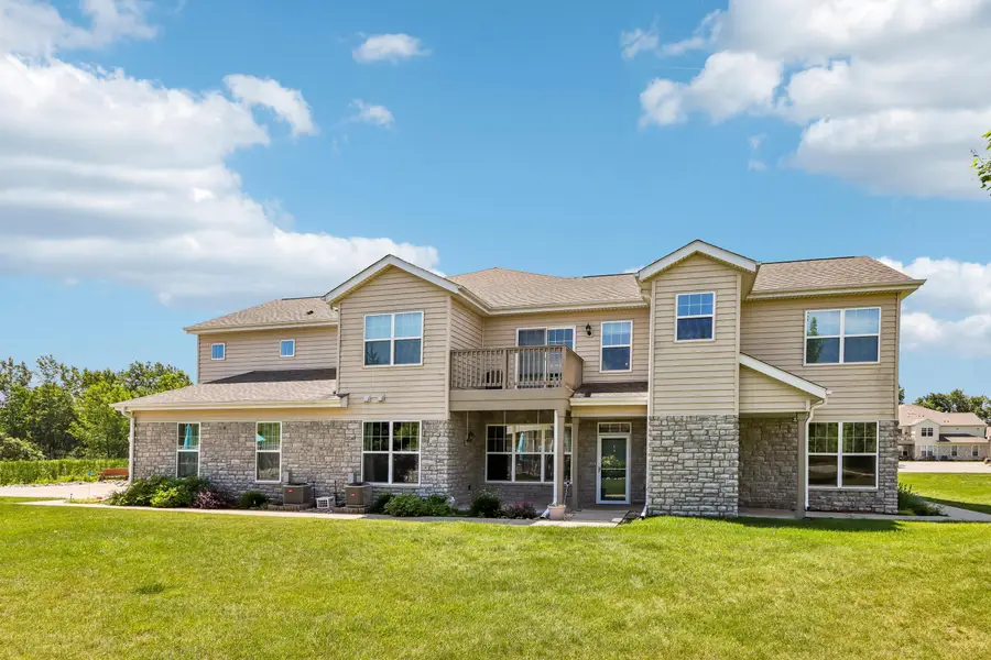 N17W26422 Meadowgrass Cir, Pewaukee, WI 53072 - #2