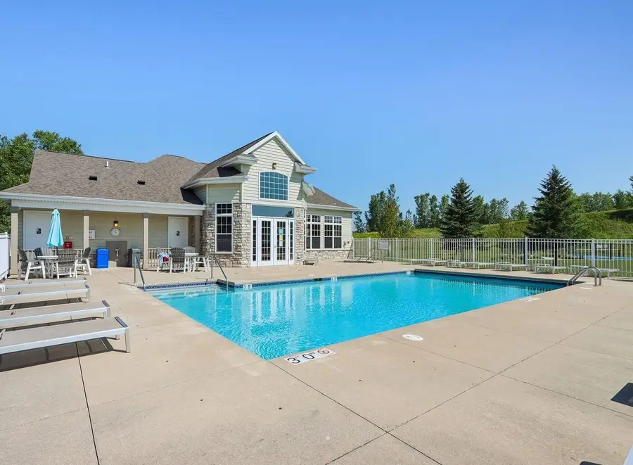 N17W26422 Meadowgrass Cir, Pewaukee, WI 53072 - #3
