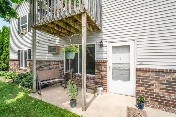 160 S Maple Ave, Slinger, WI 53086