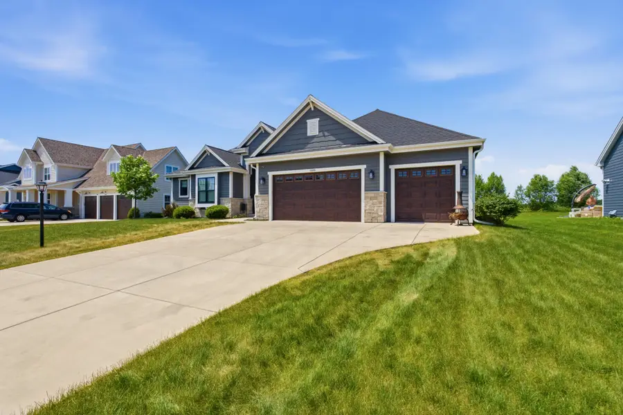 10163 S Woodside Ct, Franklin, WI 53132 - #2
