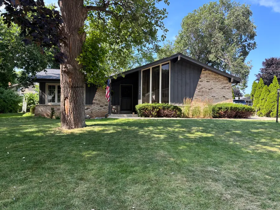 3950 S Camrose Ave, New Berlin, WI 53151 - #2