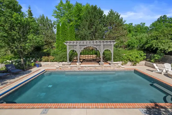 1168 Mary Hill Cir, Hartland, WI 53029