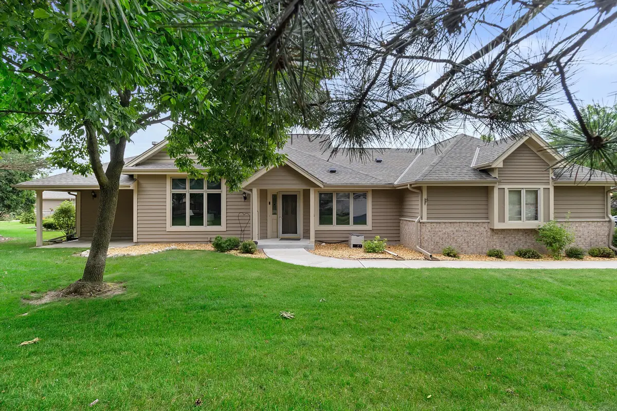 W240N2365 E Parkway Meadow Cir, Pewaukee, WI 53072 - #1