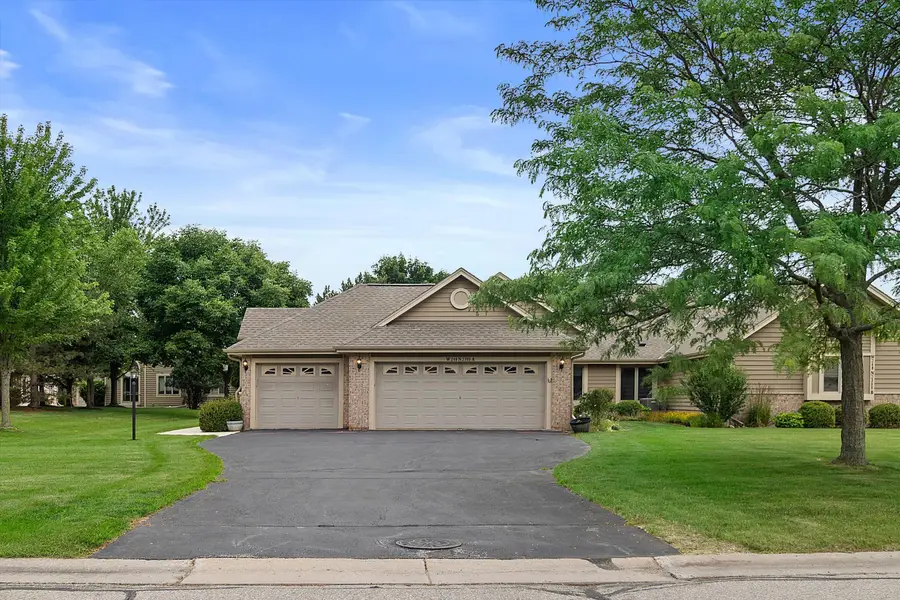 W240N2365 E Parkway Meadow Cir, Pewaukee, WI 53072 - #2