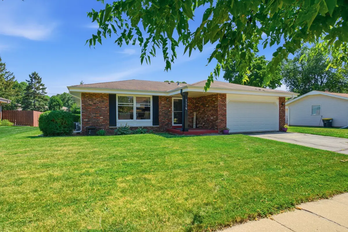 1119 Dogwood Ln, Waukesha, WI 53189 - #1