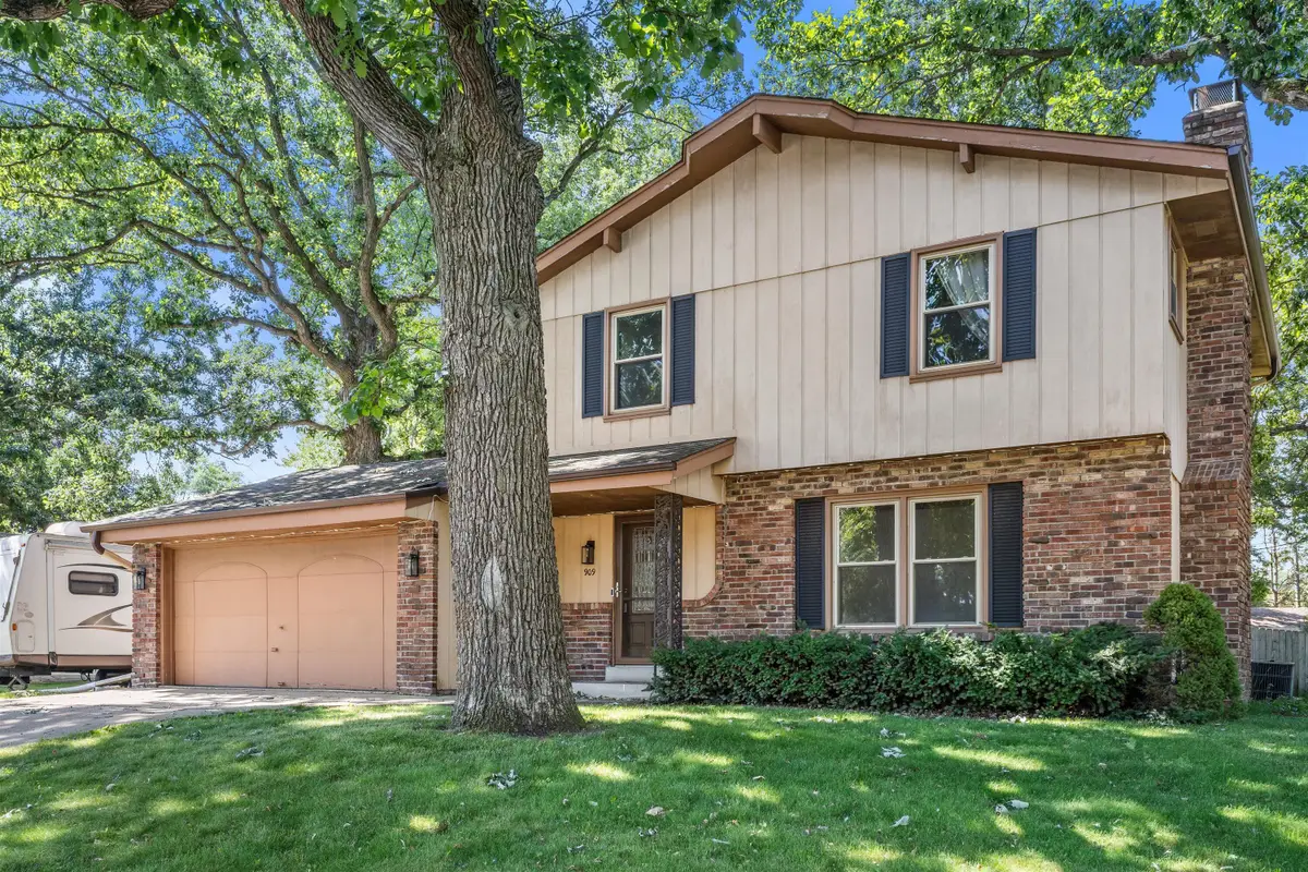 909 School Dr, Waukesha, WI 53189 - #1