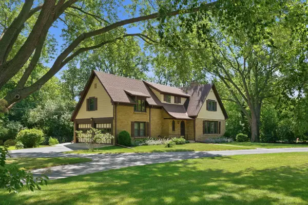 950 Terrace Dr, Elm Grove, WI 53122
