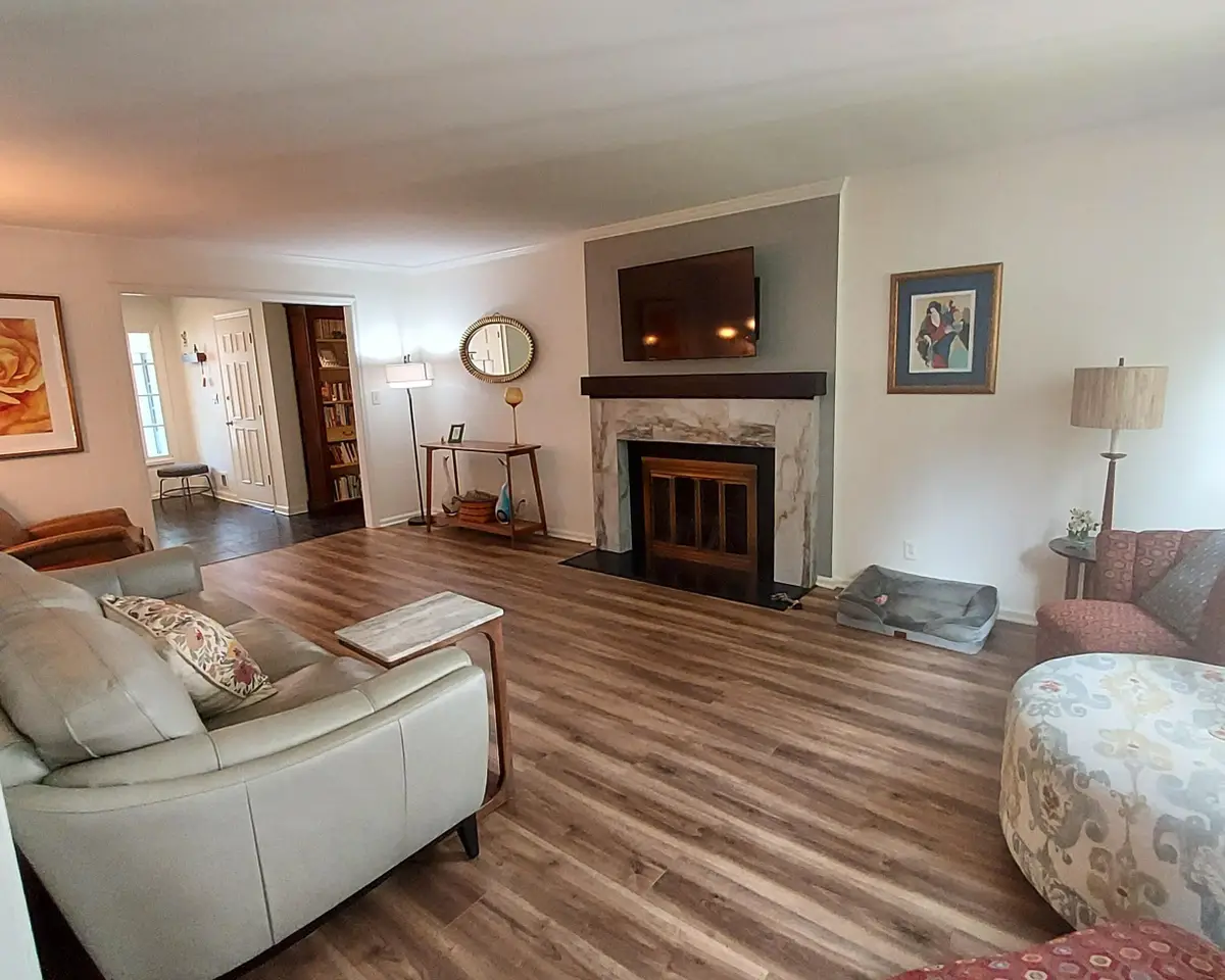 1027 W Shaker Cir, Mequon, WI 53092 - #1