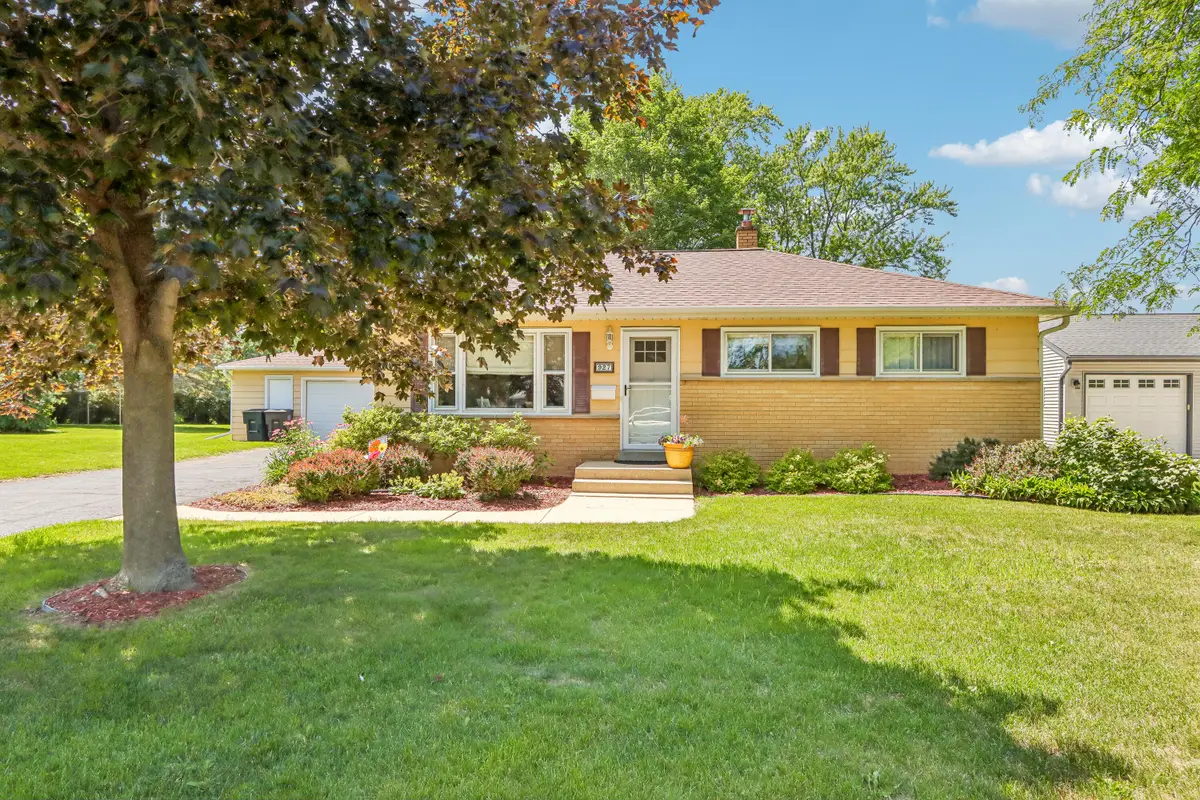 927 Robins Ln, Mukwonago, WI 53149 - #1