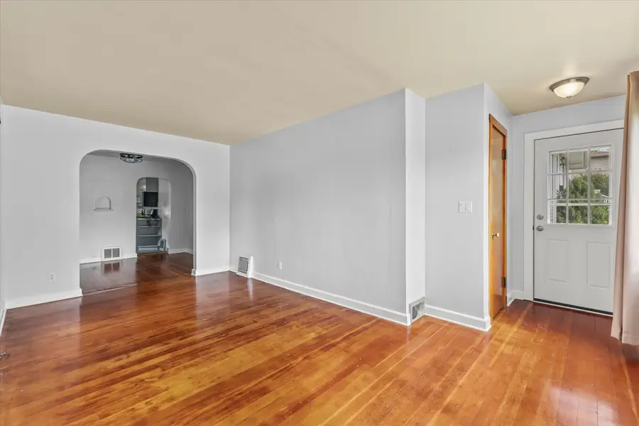 128 S Hartwell Ave, Waukesha, WI 53186 - #3