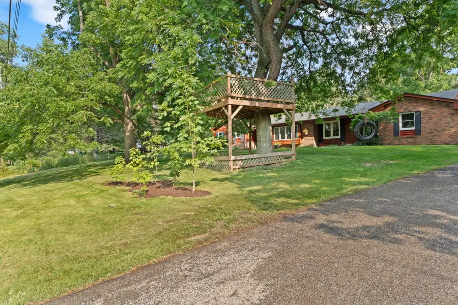 N8093 Lakeview Rd, Ixonia, WI 53066 - #2