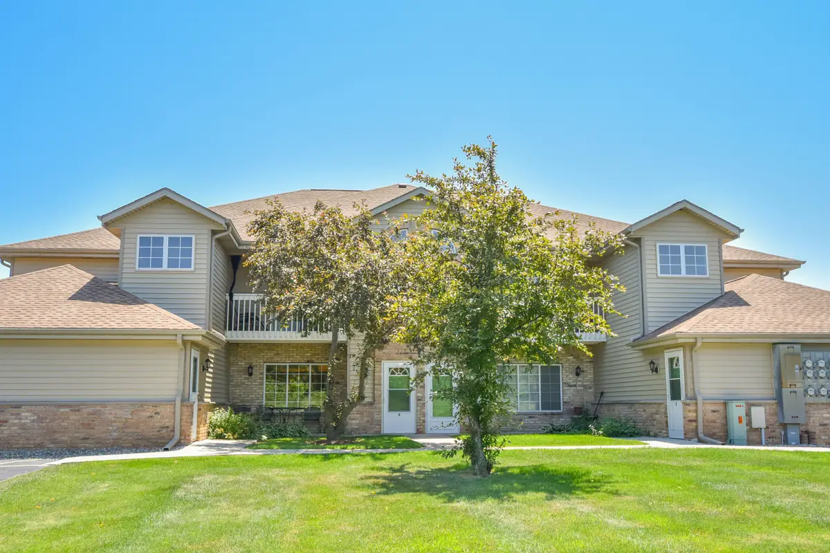 3620 E Barbara Ct, Oak Creek, WI 53154 - #1
