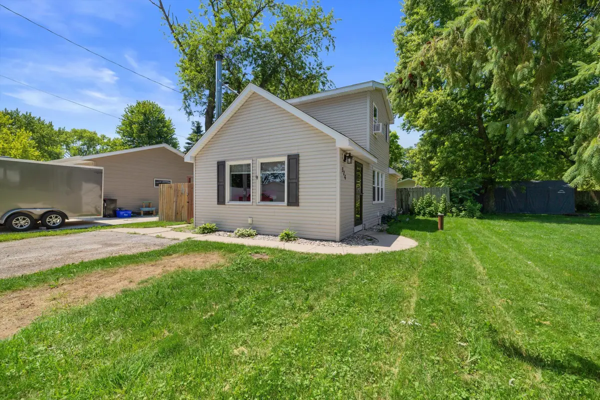 326 Woodlawn Ave, Rochester, WI 53105 - #1