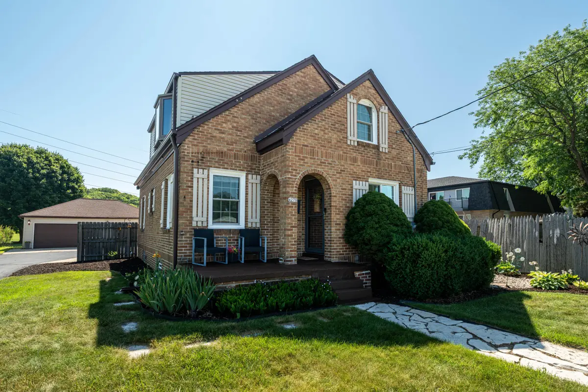 4270 S Nicholson Ave, Saint Francis, WI 53235 - #1